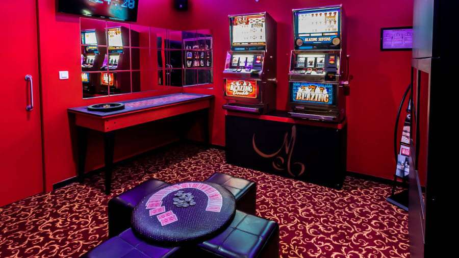 découvrez un escape game à lyon idéal pour toute la famille ! vivez une aventure immersive, résolvez des énigmes amusantes et renforcez vos liens en équipe. parfait pour enfants et parents, réservez votre session dès maintenant !