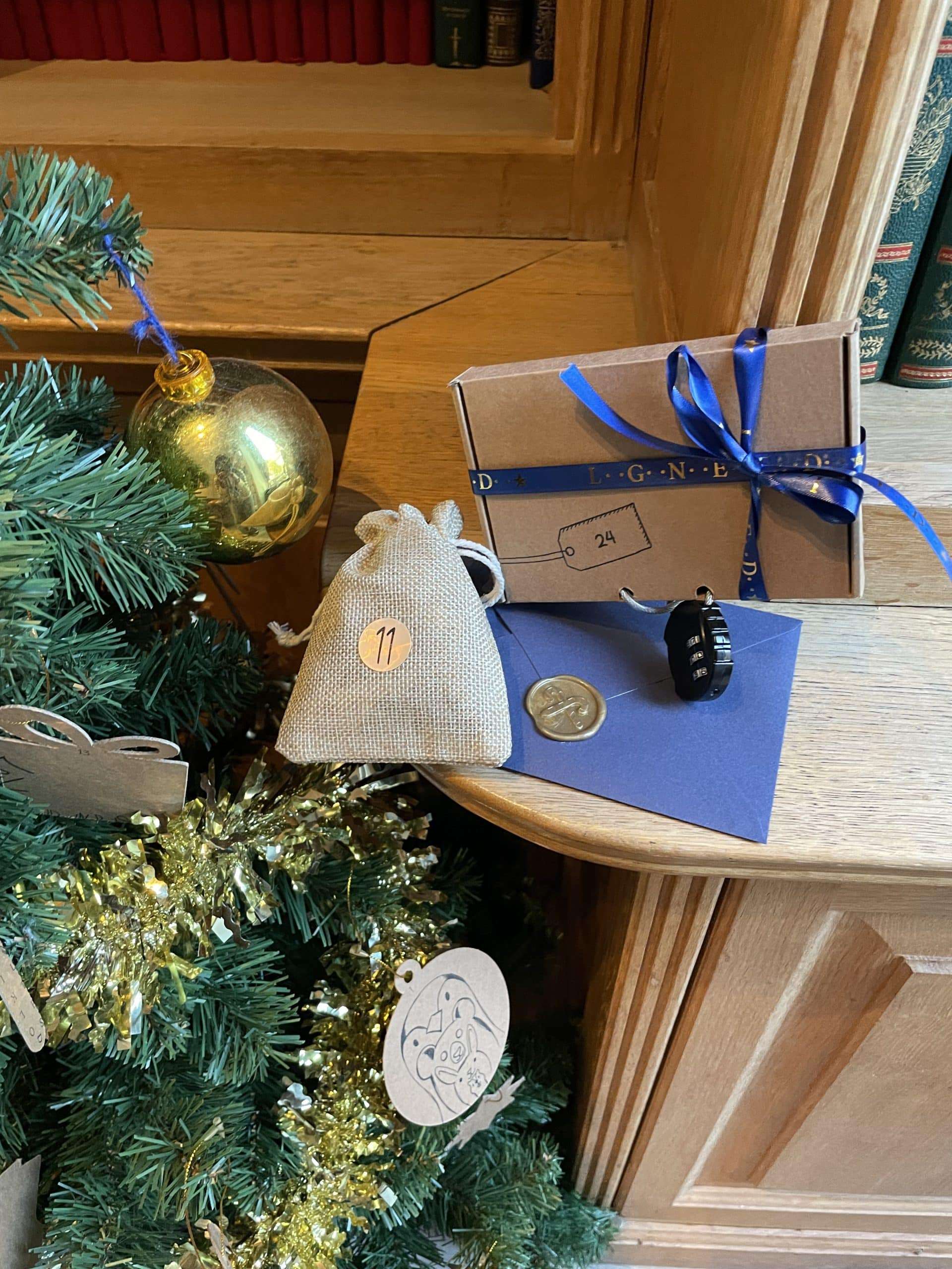 vivez la magie de noël avec notre escape game spécial avent : énigmes captivantes, ambiance festive et défis pour toute la famille ! réservez votre aventure dès maintenant.