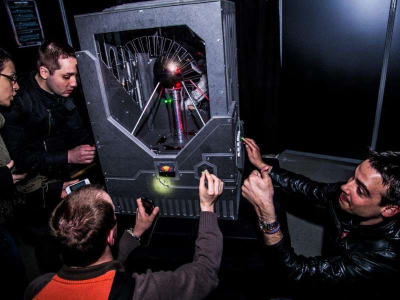 plongez dans l’aventure avec un escape game électronique à paris ! résolvez des énigmes innovantes, vivez une expérience immersive et partagez un moment unique en famille, entre amis ou collègues. réservez votre session dès maintenant.