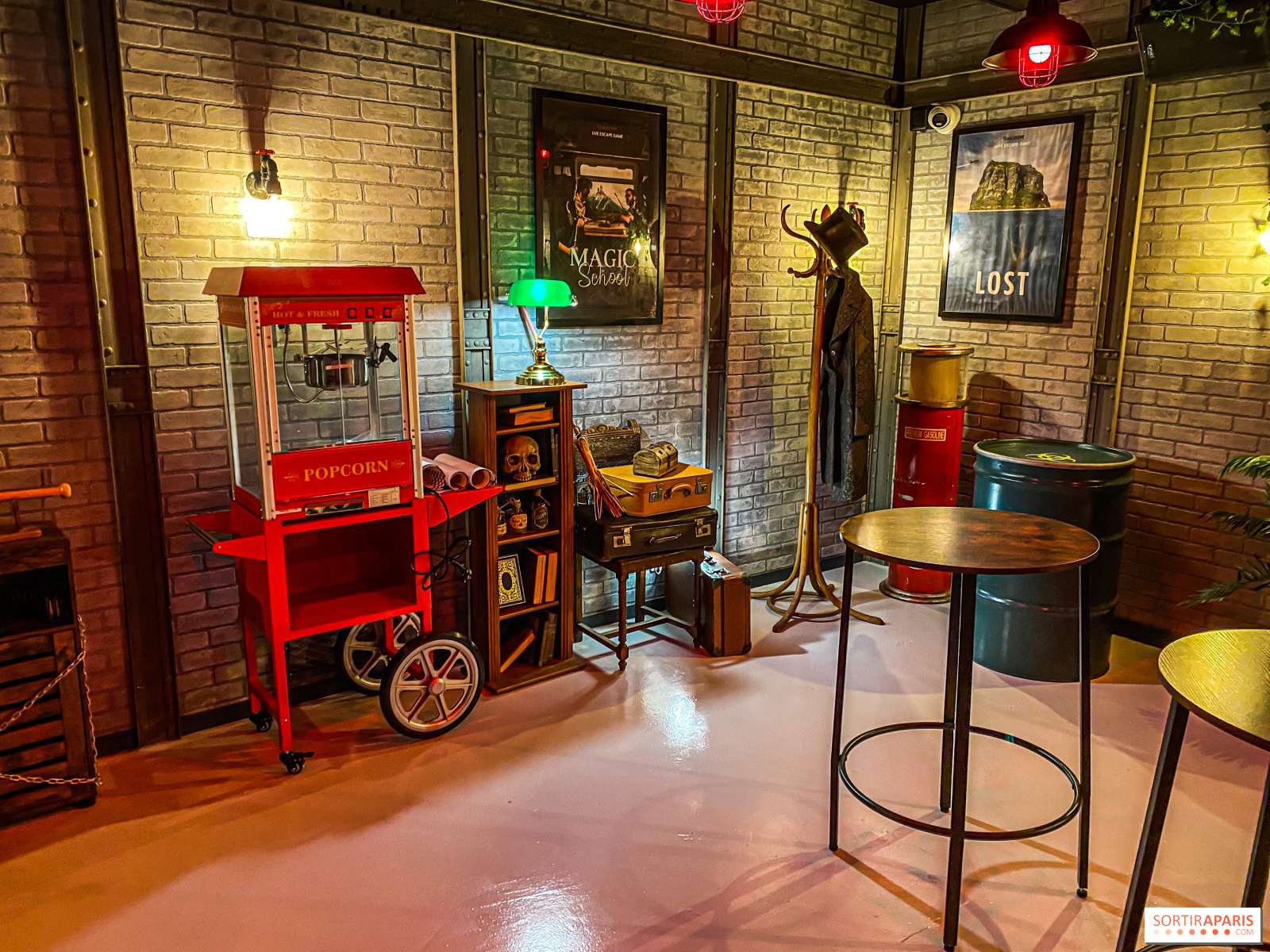 découvrez un escape game électronique à paris : résolvez des énigmes innovantes grâce à des dispositifs high-tech dans un univers immersif. réservez votre aventure unique pour vivre une expérience palpitante entre amis, famille ou collègues en plein cœur de la capitale !