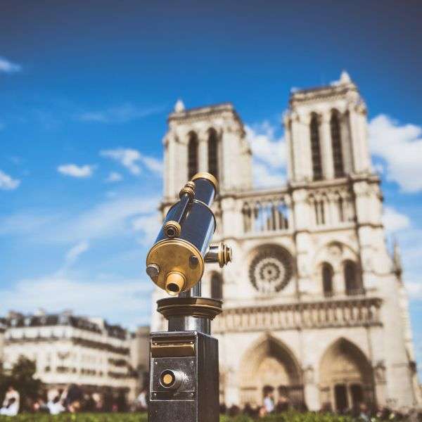 découvrez l'escape game géographique à paris en 2025 : explorez la ville à travers des énigmes immersives et ludiques pour tous les âges. réservez votre aventure unique !