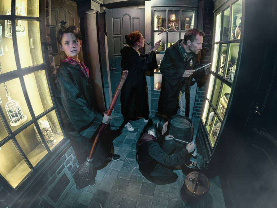 plongez dans l'univers magique d'harry potter à grenoble avec un escape game captivant. résolvez des énigmes, relevez des défis et vivez une aventure inoubliable entre amis ou en famille !