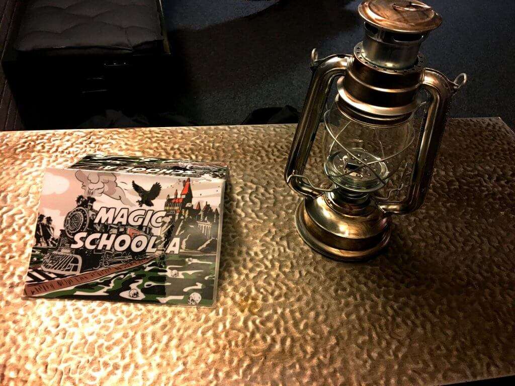 découvrez un escape game harry potter à paris et plongez dans l'univers magique du célèbre sorcier. résolvez des énigmes captivantes en équipe pour vivre une aventure immersive et inoubliable !