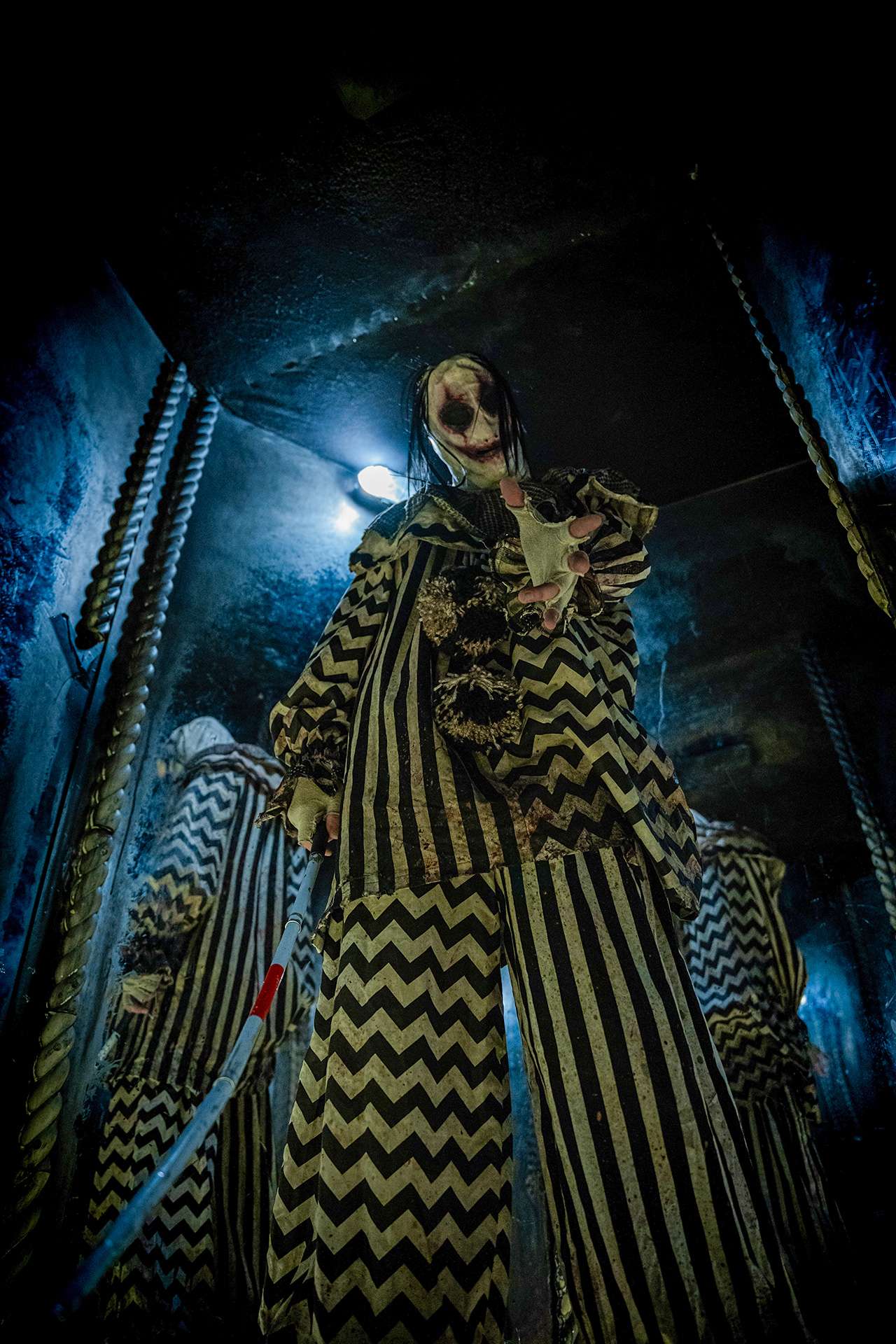 plongez dans une aventure terrifiante avec notre escape game horreur à paris. résolvez des énigmes effrayantes, affrontez vos peurs et vivez un moment inoubliable entre amis ou en famille !