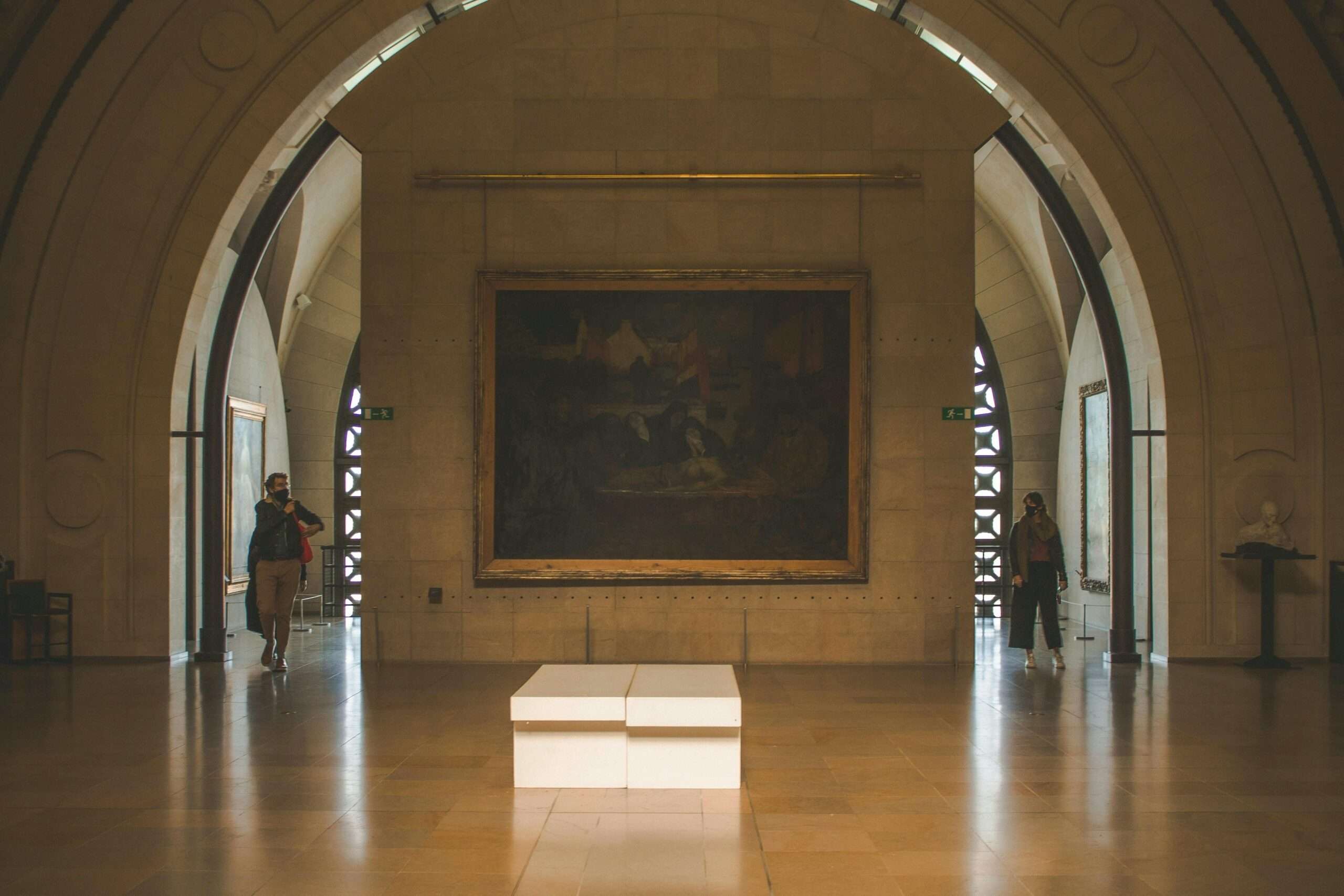 participez à un escape game captivant au cœur du louvre ! découvrez les secrets du musée, résolvez des énigmes et vivez une aventure inoubliable en équipe dans un cadre historique exceptionnel.