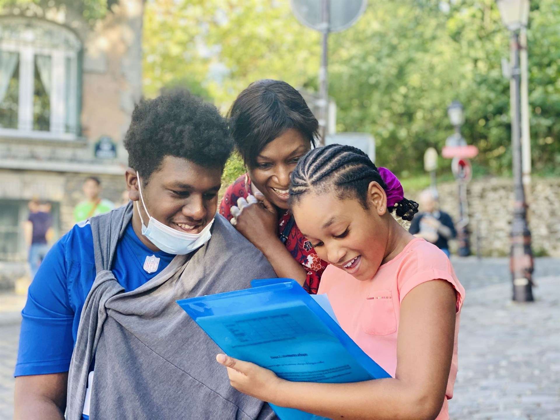 découvrez un escape game unique à montmartre ! plongez au cœur d'une aventure immersive, résolvez des énigmes passionnantes et explorez les secrets de ce quartier mythique de paris. parfait pour une activité entre amis, en famille ou en équipe.