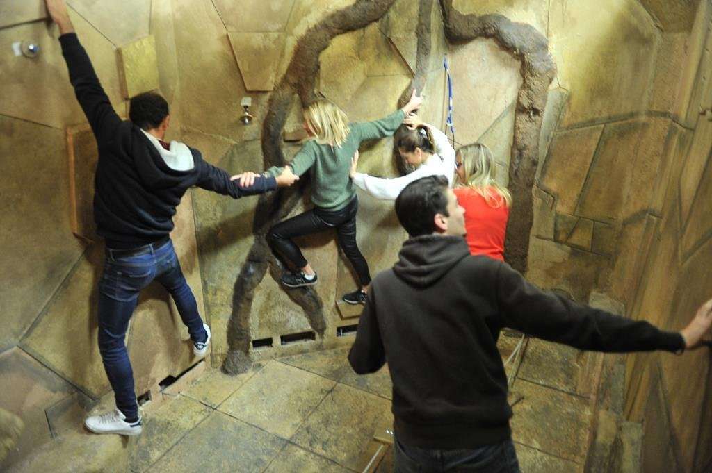 découvrez un escape game unique à montparnasse en 2025 : énigmes captivantes, décors immersifs et défis adaptés à tous les niveaux. réservez votre aventure dès maintenant !