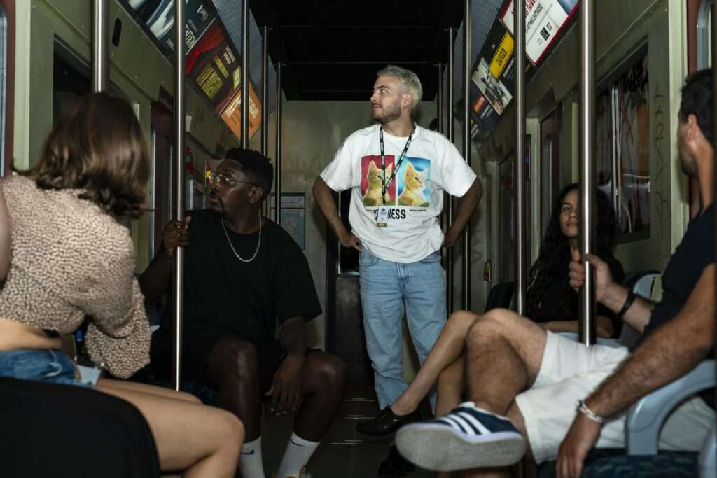 vivez une aventure unique avec un escape game à paris ! résolvez des énigmes palpitantes en équipe dans des décors immersifs. parfait pour sorties entre amis, famille ou team building.