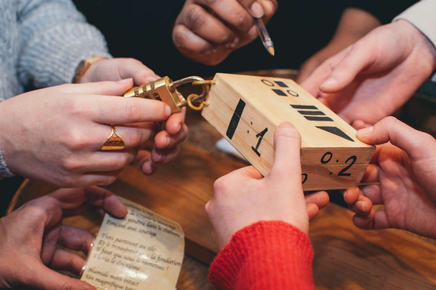 découvrez l’escape game de saint-jean-de-luz : des scénarios immersifs, des énigmes captivantes et une aventure palpitante à partager en famille, entre amis ou collègues ! réservez votre mission dès maintenant.