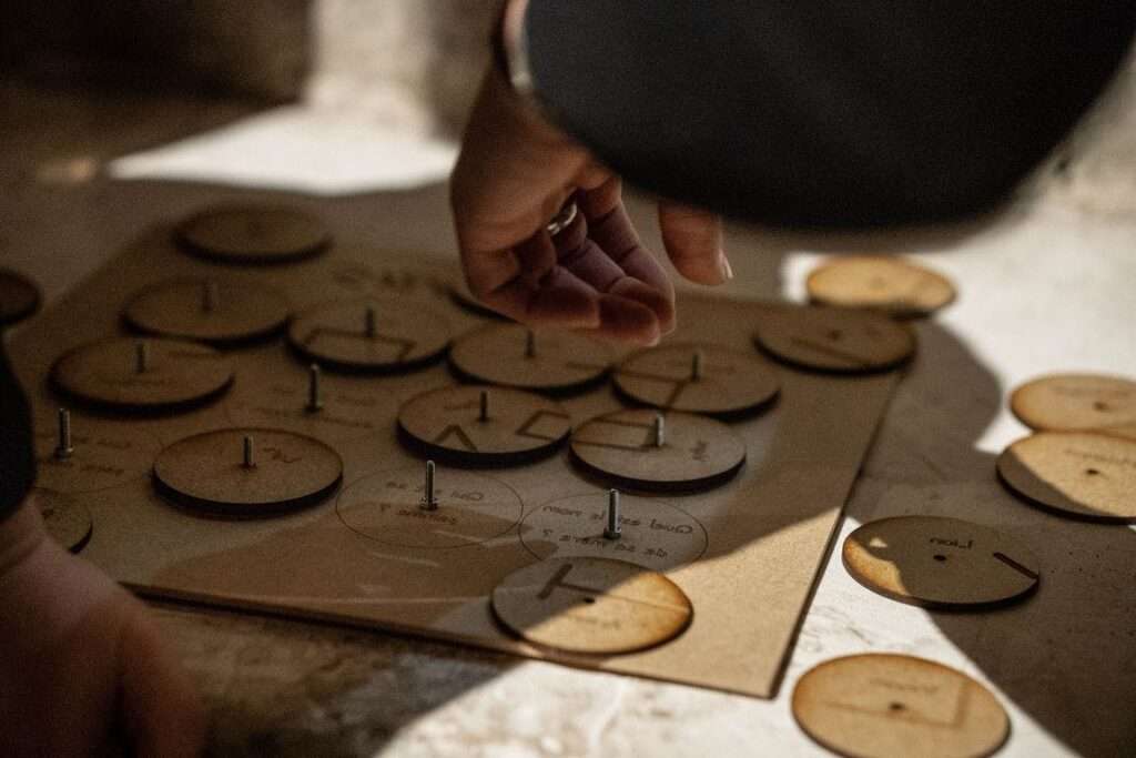 découvrez l'escape game à saumur en 2025 : une expérience immersive et captivante pour tous les âges. réservez votre aventure et résolvez des énigmes passionnantes en famille ou entre amis !